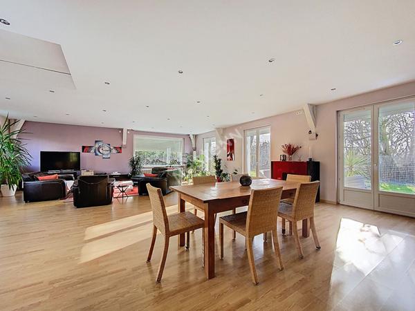 A VENDRE grande maison d'une superficie de 240 m² - 5 chambres - Château-Gontier, proche commerces.