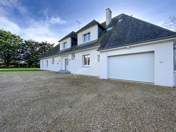 A VENDRE grande maison d'une superficie de 240 m² - 5 chambres - Château-Gontier, proche commerces.