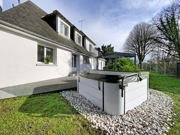 A VENDRE grande maison d'une superficie de 240 m² - 5 chambres - Château-Gontier, proche commerces.