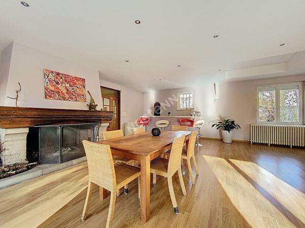 A VENDRE grande maison d'une superficie de 240 m² - 5 chambres - Château-Gontier, proche commerces.