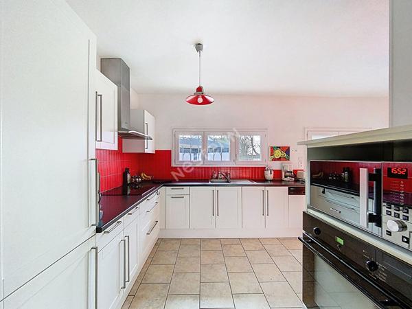 A VENDRE grande maison d'une superficie de 240 m² - 5 chambres - Château-Gontier, proche commerces.