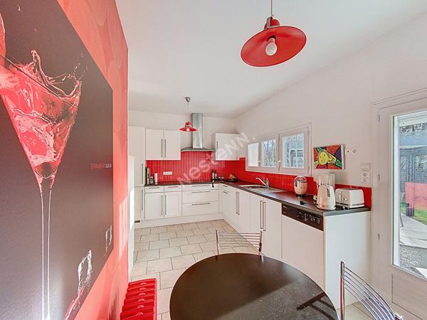 A VENDRE grande maison d'une superficie de 240 m² - 5 chambres - Château-Gontier, proche commerces.