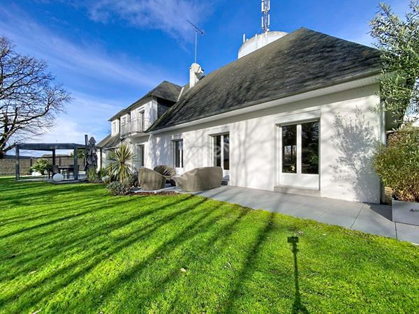 A VENDRE grande maison d'une superficie de 240 m² - 5 chambres - Château-Gontier, proche commerces.