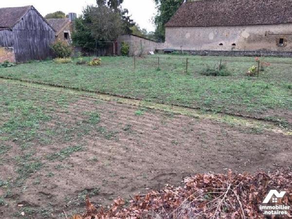 Un beau  TERRAIN à BATIR équipé de l'eau de la ville et garage
Hors lotissement clos avec mur ...