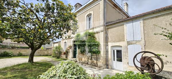 ISLE D'ESPAGNAC - BELLE MAISON DE CARACTERE AVEC TERRASSE, TERRAIN ET DEPENDANCES