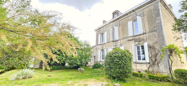 ISLE D'ESPAGNAC - BELLE MAISON DE CARACTERE AVEC TERRASSE, TERRAIN ET DEPENDANCES
