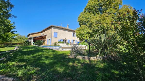 Superbe bâtisse du XIXème siècle 214m2 - 4 chambres - grand garage - piscine