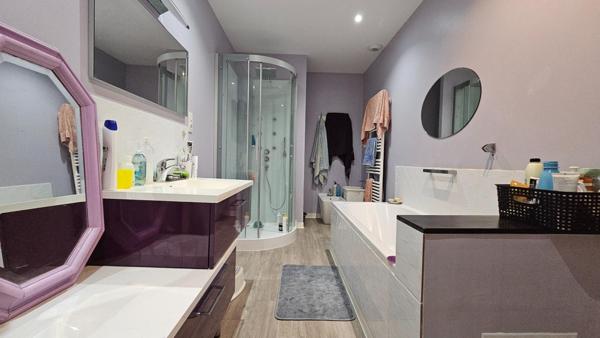 Superbe bâtisse du XIXème siècle 214m2 - 4 chambres - grand garage - piscine