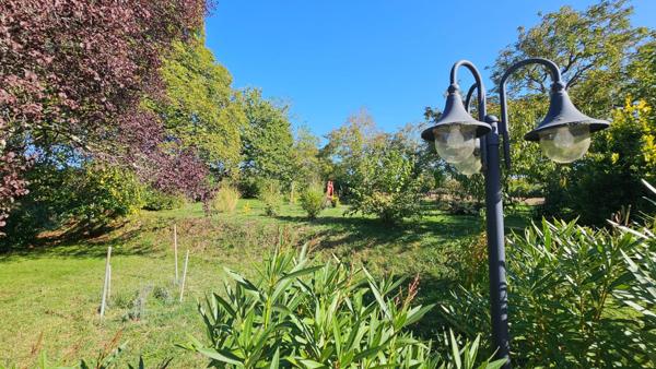 Superbe bâtisse du XIXème siècle 214m2 - 4 chambres - grand garage - piscine