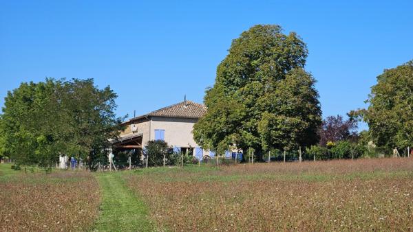 Superbe bâtisse du XIXème siècle 214m2 - 4 chambres - grand garage - piscine