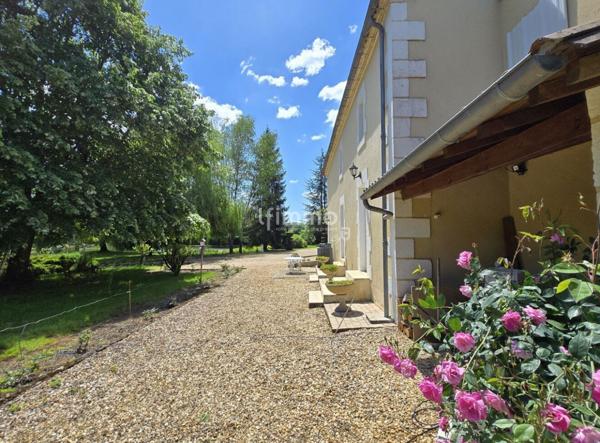 Grande maison de village avec parc et étang