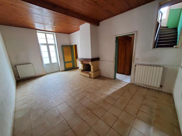 MARMANDE : maison de ville à vendre avec 4 chambres, terrasse et garage.