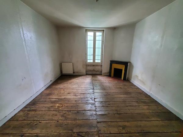 MARMANDE : maison de ville à vendre avec 4 chambres, terrasse et garage.