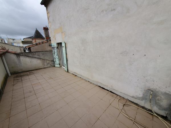MARMANDE : maison de ville à vendre avec 4 chambres, terrasse et garage.
