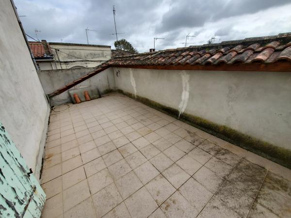 MARMANDE : maison de ville à vendre avec 4 chambres, terrasse et garage.