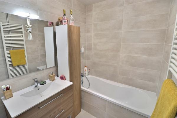 Lattes (34970) T3 dernier étage seul sur palier – Rénové - Terrasse au calme – Travaux énergétiques déjà financés.