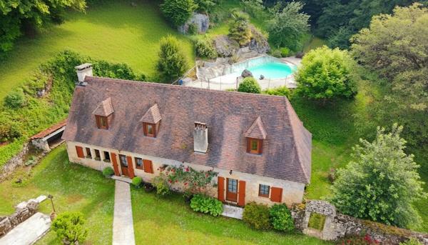 A vendre. Ensemble de 250m² à Tursac (24) avec maison d'habitation, gîte, piscine lagon sur près de 1,5 hectares de terrain en partie boisé. possibilité de création d'une auberge