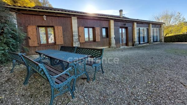 A vendre. Ensemble de 250m² à Tursac (24) avec maison d'habitation, gîte, piscine lagon sur près de 1,5 hectares de terrain en partie boisé. possibilité de création d'une auberge