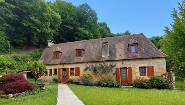 A vendre. Ensemble de 250m² à Tursac (24) avec maison d'habitation, gîte, piscine lagon sur près de 1,5 hectares de terrain en partie boisé. possibilité de création d'une auberge