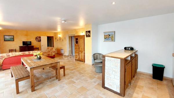 A vendre. Ensemble de 250m² à Tursac (24) avec maison d'habitation, gîte, piscine lagon sur près de 1,5 hectares de terrain en partie boisé. possibilité de création d'une auberge