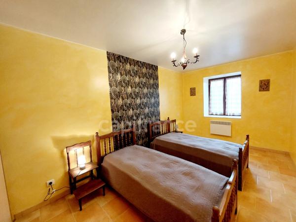 A vendre. Ensemble de 250m² à Tursac (24) avec maison d'habitation, gîte, piscine lagon sur près de 1,5 hectares de terrain en partie boisé. possibilité de création d'une auberge