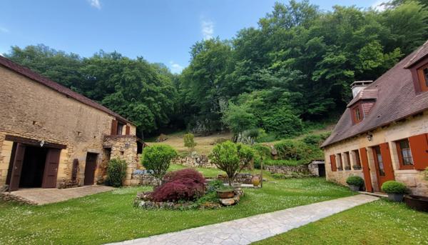 A vendre. Ensemble de 250m² à Tursac (24) avec maison d'habitation, gîte, piscine lagon sur près de 1,5 hectares de terrain en partie boisé. possibilité de création d'une auberge