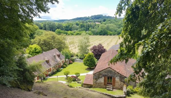 A vendre. Ensemble de 250m² à Tursac (24) avec maison d'habitation, gîte, piscine lagon sur près de 1,5 hectares de terrain en partie boisé. possibilité de création d'une auberge