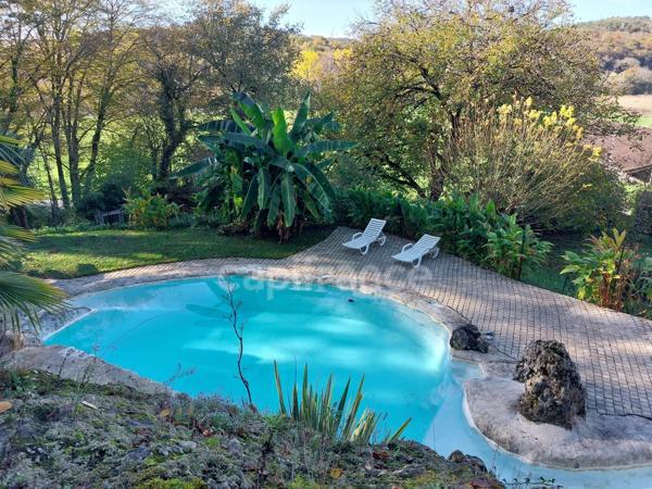 A vendre. Ensemble de 250m² à Tursac (24) avec maison d'habitation, gîte, piscine lagon sur près de 1,5 hectares de terrain en partie boisé. possibilité de création d'une auberge