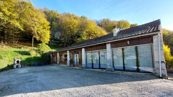 A vendre. Ensemble de 250m² à Tursac (24) avec maison d'habitation, gîte, piscine lagon sur près de 1,5 hectares de terrain en partie boisé. possibilité de création d'une auberge
