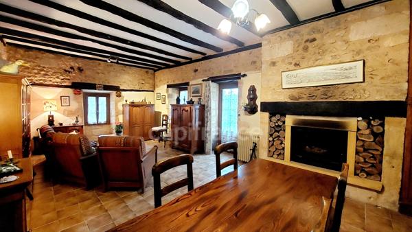 A vendre. Ensemble de 250m² à Tursac (24) avec maison d'habitation, gîte, piscine lagon sur près de 1,5 hectares de terrain en partie boisé. possibilité de création d'une auberge