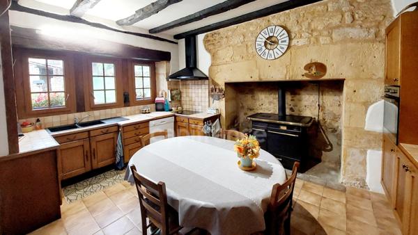 A vendre. Ensemble de 250m² à Tursac (24) avec maison d'habitation, gîte, piscine lagon sur près de 1,5 hectares de terrain en partie boisé. possibilité de création d'une auberge