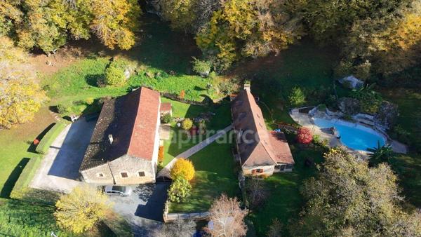 A vendre. Ensemble de 250m² à Tursac (24) avec maison d'habitation, gîte, piscine lagon sur près de 1,5 hectares de terrain en partie boisé. possibilité de création d'une auberge