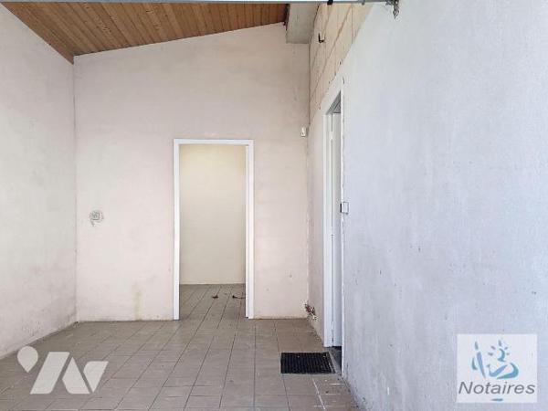 A deux pas des commodités et de la pace centrale agréable maison de ville en pierre offrant un ...