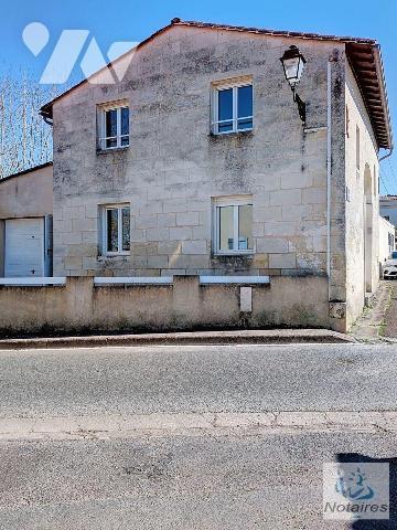 A deux pas des commodités et de la pace centrale agréable maison de ville en pierre offrant un ...