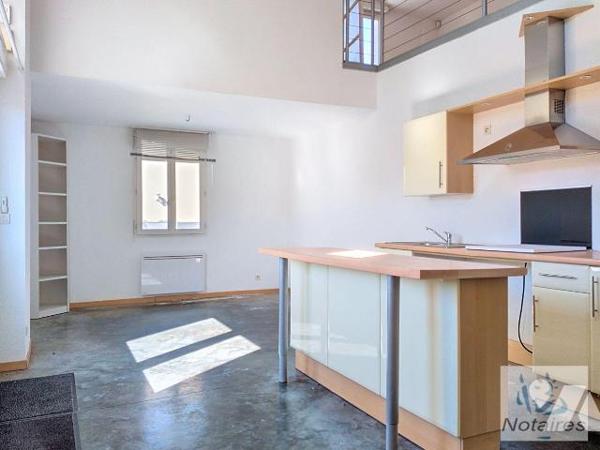 A deux pas des commodités et de la pace centrale agréable maison de ville en pierre offrant un ...