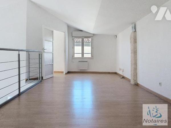 A deux pas des commodités et de la pace centrale agréable maison de ville en pierre offrant un ...