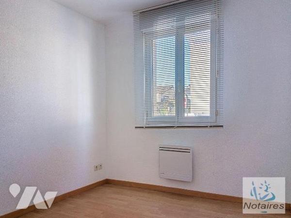 A deux pas des commodités et de la pace centrale agréable maison de ville en pierre offrant un ...