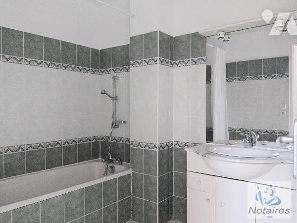 A deux pas des commodités et de la pace centrale agréable maison de ville en pierre offrant un ...