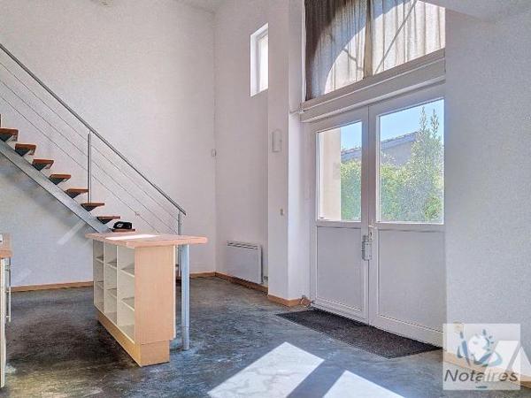 A deux pas des commodités et de la pace centrale agréable maison de ville en pierre offrant un ...