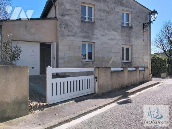 A deux pas des commodités et de la pace centrale agréable maison de ville en pierre offrant un ...