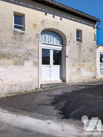 A deux pas des commodités et de la pace centrale agréable maison de ville en pierre offrant un ...