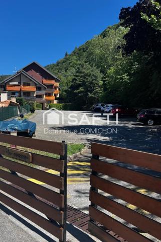 Studio terrasse donnant sur un parc arboré, proximité commerces et plages