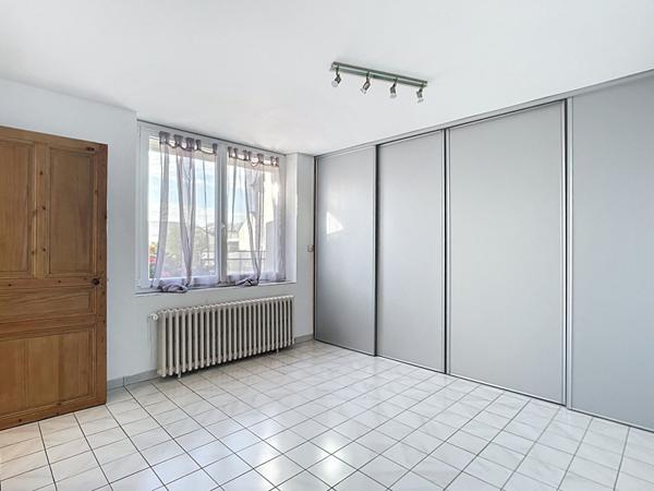 A VENDRE à TRELAZÉ Maison ancienne 4 chambres, 400 m² de jardin !