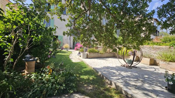 Le Mas-d'Agenais (47430) Magnifique demeure de village 5 chambres, garage et jardin.