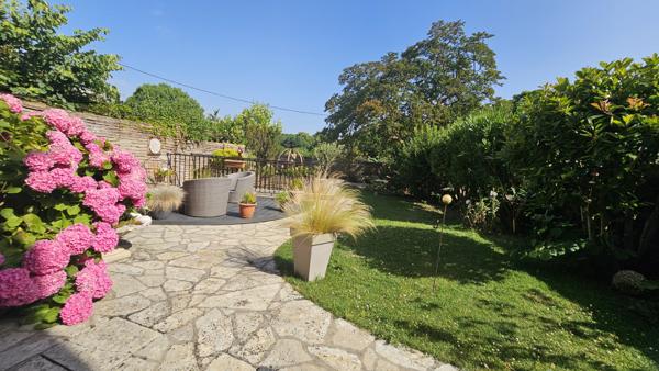 Le Mas-d'Agenais (47430) Magnifique demeure de village 5 chambres, garage et jardin.