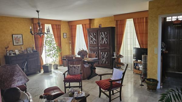 Le Mas-d'Agenais (47430) Magnifique demeure de village 5 chambres, garage et jardin.