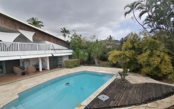 Maison à vendre    10 pièces •  Saint-Paul