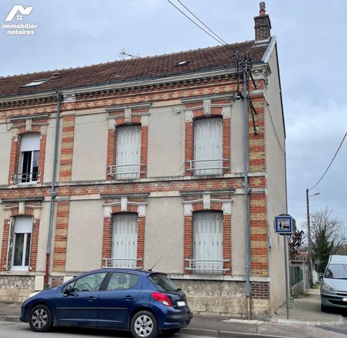 Maison de ville : entrée salon-séjour cuisine WC. Etage : 2ch salle d'eau WC. Grenier, remise jardin