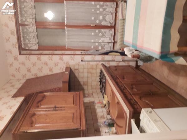 Maison de ville : entrée salon-séjour cuisine WC. Etage : 2ch salle d'eau WC. Grenier, remise jardin