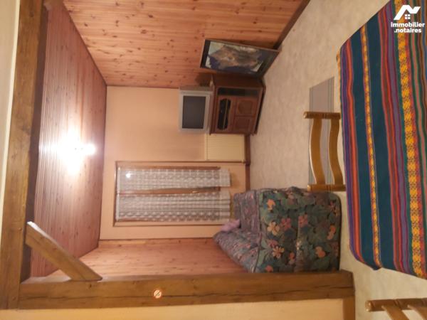 Maison de ville : entrée salon-séjour cuisine WC. Etage : 2ch salle d'eau WC. Grenier, remise jardin